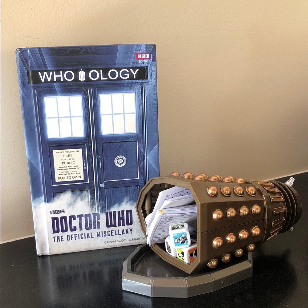 DOCTOR WHO Collector's Edition Dalek Yahtzee Game & Whoology: Dr. Who Miscellany - Picture 3 of 17